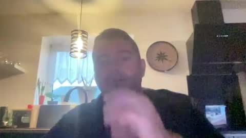 Snapshot of guil0 chatting on October 9, 10:20 am guil0 online show from October 9, 10:20 am