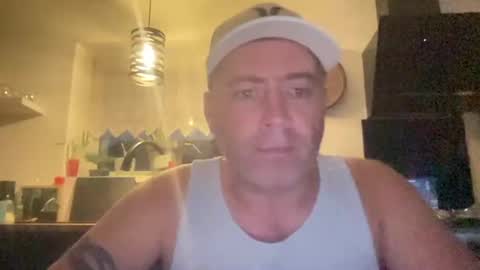 Snapshot of guil0 chatting on October 17, 9:35 am guil0 online show from October 17, 9:35 am