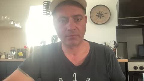 Snapshot of guil0 chatting on October 4, 6:13 pm guil0 online show from October 4, 6:13 pm