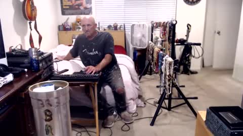 Snapshot of guitarsexgod chatting on September 28, 10:57 am Mario online show from September 28, 10:57 am