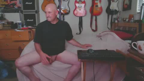 Snapshot of guitarsexgod chatting on March 5, 8:55 pm Mario online show from March 5, 8:55 pm