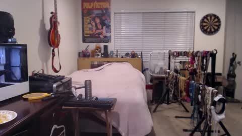 Snapshot of guitarsexgod chatting on October 11, 9:02 am Mario online show from October 11, 9:02 am