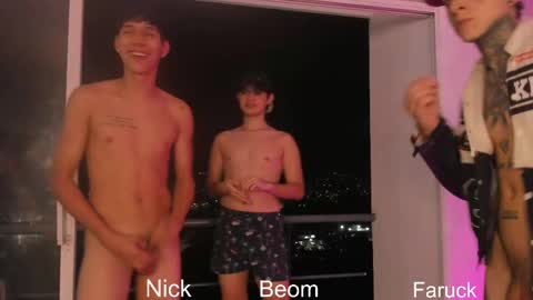 Snapshot of handsomeboys19 chatting on September 13, 3:51 am leonardfarrucknick and otis online show from September 13, 3:51 am