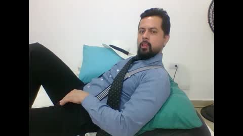 Snapshot of harry_goldenmillerx10fun chatting on December 4, 3:21 pm Harry online show from December 4, 3:21 pm