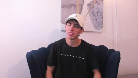 Snapshot of harry_klein chatting on October 15, 3:03 am H K online show from October 15, 3:03 am