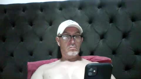 hennrhy_70 online show from March 22, 5:23 am