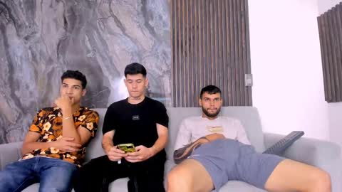 Snapshot of heteros_men chatting on March 1, 1:53 am heteros men online show from March 1, 1:53 am
