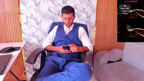 Snapshot of hiddenoffice chatting on September 16, 12:17 pm George online show from September 16, 12:17 pm