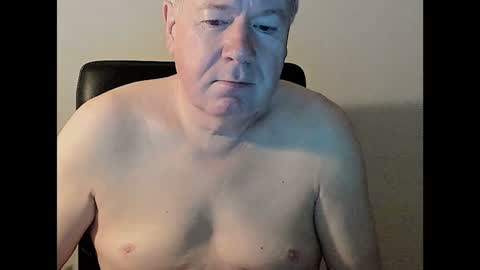 Snapshot of holgerhb53 chatting on December 17, 5:40 am Holger online show from December 17, 5:40 am