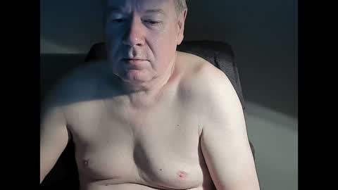Snapshot of holgerhb53 chatting on December 14, 6:35 am Holger online show from December 14, 6:35 am