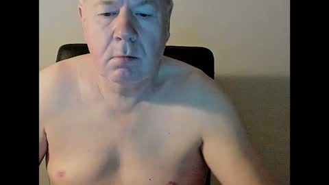 Snapshot of holgerhb53 chatting on December 15, 3:24 am Holger online show from December 15, 3:24 am