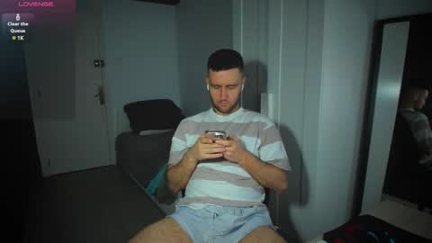 Snapshot of honestandrew chatting on February 25, 4:42 pm Andrew online show from February 25, 4:42 pm