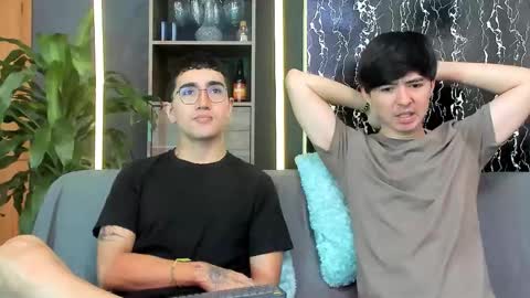 Alex and Camilo online show from February 22, 3:35 pm