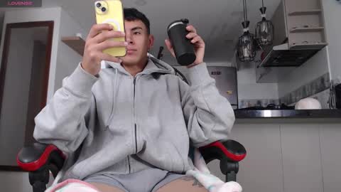 Snapshot of hot_twinks83 chatting on October 13, 12:11 pm hot_twinks83 online show from October 13, 12:11 pm