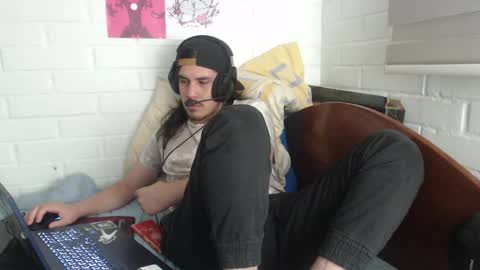 Snapshot of hungweeb chatting on February 12, 4:12 am Rod online show from February 12, 4:12 am