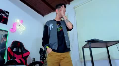 kelvis online show from April 21, 2:51 am