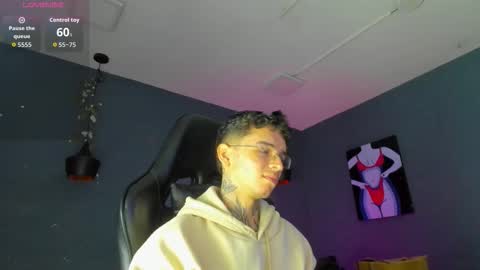 Snapshot of ian_castillo_ chatting on September 30, 11:25 am IAN CASTILLO online show from September 30, 11:25 am