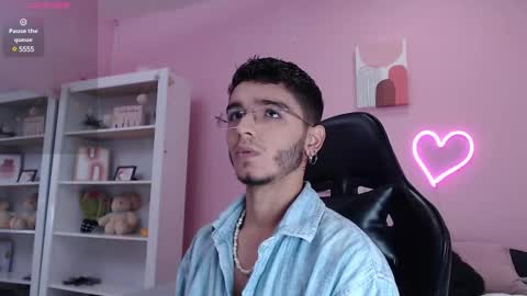 Snapshot of ian_castillo_ chatting on February 10, 11:15 am IAN CASTILLO online show from February 10, 11:15 am