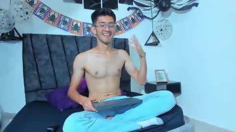Snapshot of ian_thompsoncut chatting on October 11, 11:20 pm Ian Thompson online show from October 11, 11:20 pm