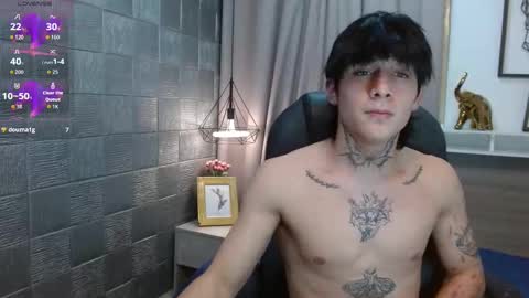 Snapshot of iancute_ chatting on October 6, 10:47 pm ian online show from October 6, 10:47 pm