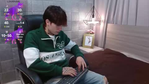Snapshot of iancute_ chatting on October 1, 6:12 pm ian online show from October 1, 6:12 pm