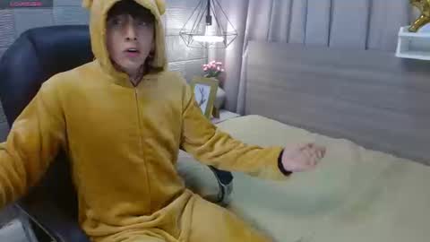Snapshot of iancute_ chatting on September 8, 9:47 pm ian online show from September 8, 9:47 pm