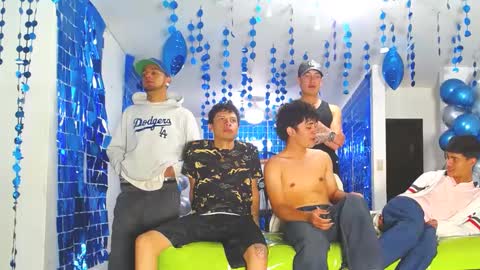 Snapshot of icevermilk chatting on February 4, 5:12 pm THOMAS AND DAMIAND online show from February 4, 5:12 pm