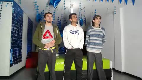 Snapshot of icevermilk chatting on March 3, 12:54 pm THOMAS AND DAMIAND online show from March 3, 12:54 pm