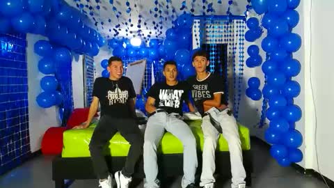 Snapshot of icevermilk chatting on December 6, 6:06 pm THOMAS AND DAMIAND online show from December 6, 6:06 pm