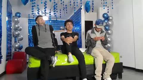 Snapshot of icevermilk chatting on February 14, 12:47 pm THOMAS AND DAMIAND online show from February 14, 12:47 pm
