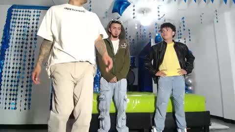 Snapshot of icevermilk chatting on February 16, 12:43 pm THOMAS AND DAMIAND online show from February 16, 12:43 pm