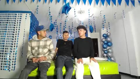Snapshot of icevermilk chatting on February 13, 12:43 pm THOMAS AND DAMIAND online show from February 13, 12:43 pm