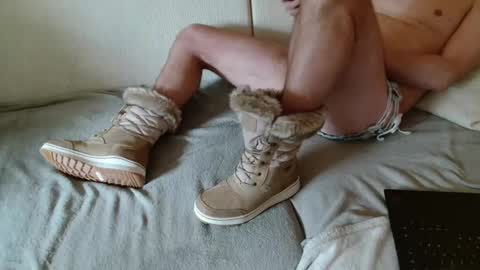 Snapshot of ich_hh chatting on January 30, 9:36 am SnowTiger online show from January 30, 9:36 am