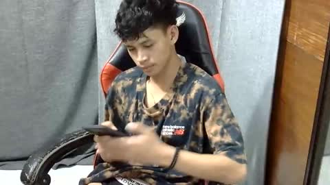 itzme_john online show from April 23, 5:04 pm