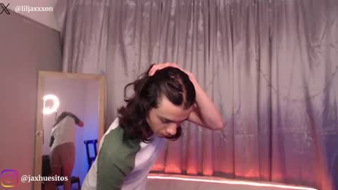 Hey im Jaxxxon check my info     online show from June 11, 1:42 pm