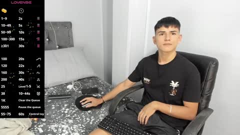Snapshot of jacobb_lee chatting on December 24, 6:28 pm Jacob Lee online show from December 24, 6:28 pm
