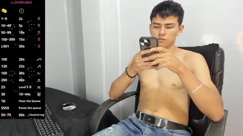 Snapshot of jacobb_lee chatting on December 5, 9:06 pm Jacob Lee online show from December 5, 9:06 pm
