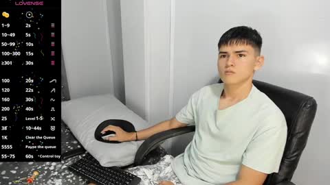 Snapshot of jacobb_lee chatting on December 28, 6:40 pm Jacob Lee online show from December 28, 6:40 pm