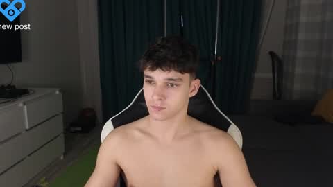 Snapshot of james_friends chatting on December 10, 9:54 pm James online show from December 10, 9:54 pm