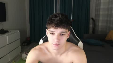 Snapshot of james_friends chatting on December 6, 9:13 pm James online show from December 6, 9:13 pm