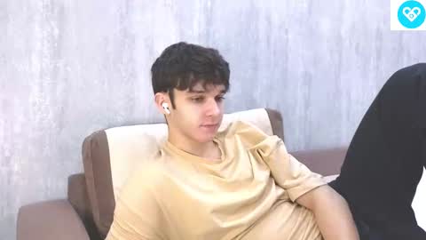 Snapshot of james_friends chatting on February 28, 12:10 am James online show from February 28, 12:10 am