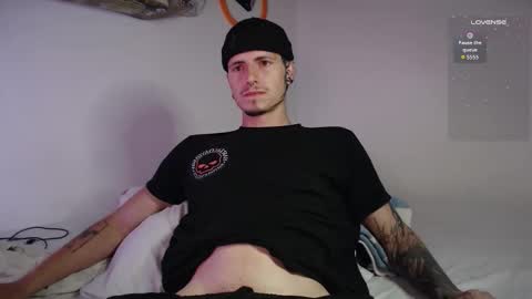 Snapshot of jamesss____ chatting on October 18, 5:12 am jamesss____ online show from October 18, 5:12 am