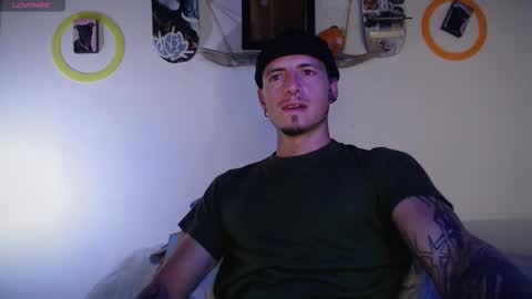 Snapshot of jamesss____ chatting on October 19, 5:49 pm jamesss____ online show from October 19, 5:49 pm
