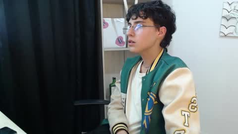 Snapshot of jeam_hot chatting on December 20, 9:17 pm jeam_hot online show from December 20, 9:17 pm
