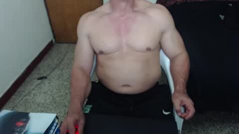 Snapshot of jefmuscletw chatting on December 31, 11:17 pm brayam online show from December 31, 11:17 pm