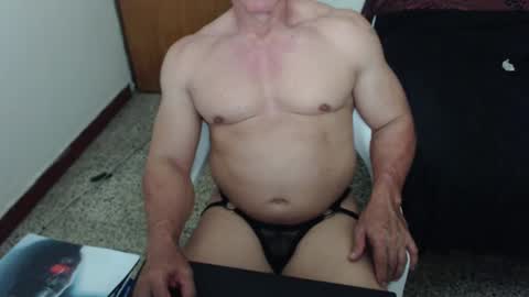 Snapshot of jefmuscletw chatting on January 9, 3:26 am brayam online show from January 9, 3:26 am