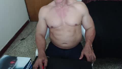 Snapshot of jefmuscletw chatting on January 1, 1:05 pm brayam online show from January 1, 1:05 pm