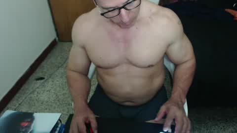 Snapshot of jefmuscletw chatting on December 21, 3:03 am brayam online show from December 21, 3:03 am