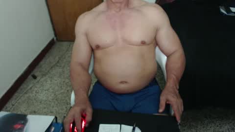 Snapshot of jefmuscletw chatting on December 23, 2:24 am brayam online show from December 23, 2:24 am