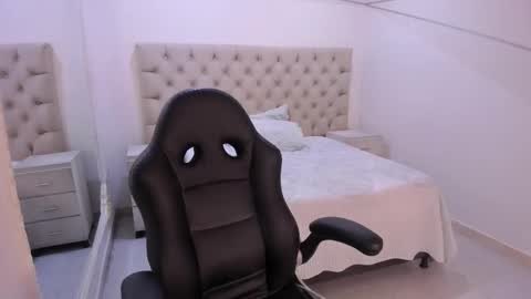 jhoanleandro online show from December 4, 4:19 am